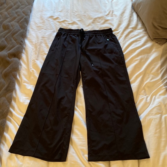 Aritzia TNA wide leg joggers - Picture 1 of 2